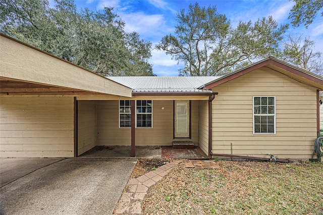 view of front facade featuring a carport