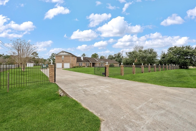 view of property's community featuring a yard