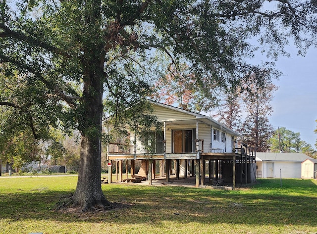 view of front of property featuring a wooden deck and a front lawn