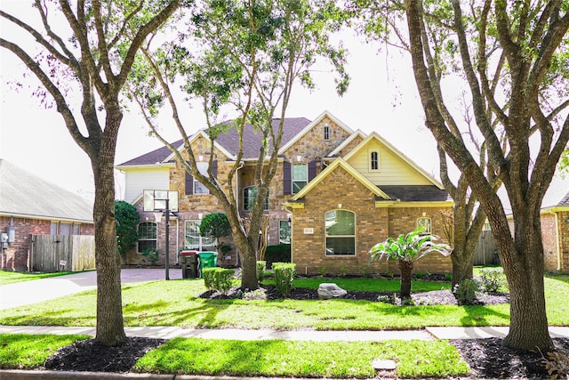 view of front facade featuring a front yard