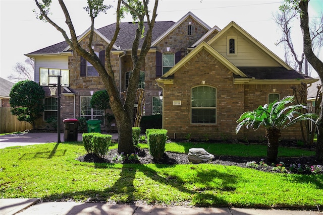 view of front of home featuring a front yard