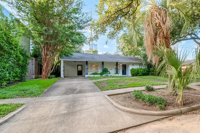 ranch-style house featuring a front lawn