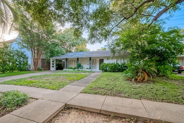 single story home featuring a porch and a front yard