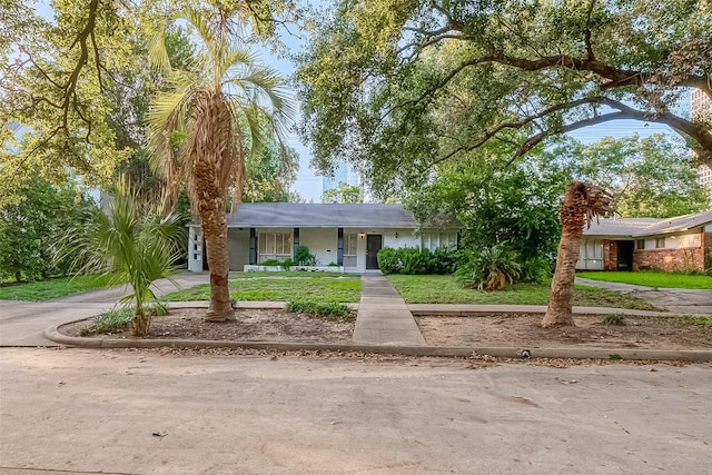 single story home with a front lawn