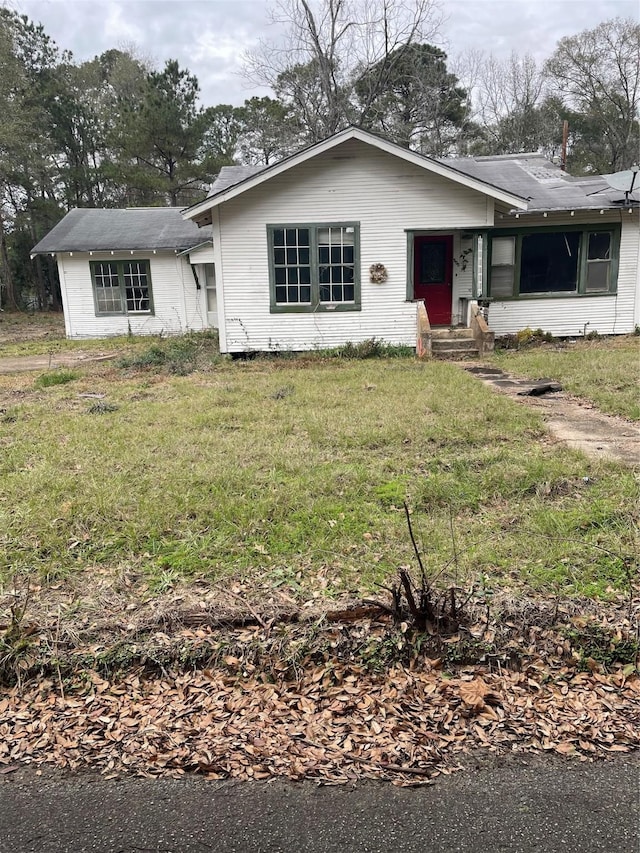 single story home with a front lawn