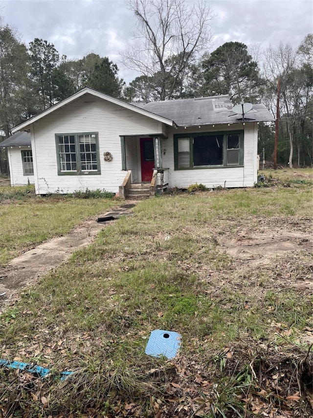 single story home with a front yard