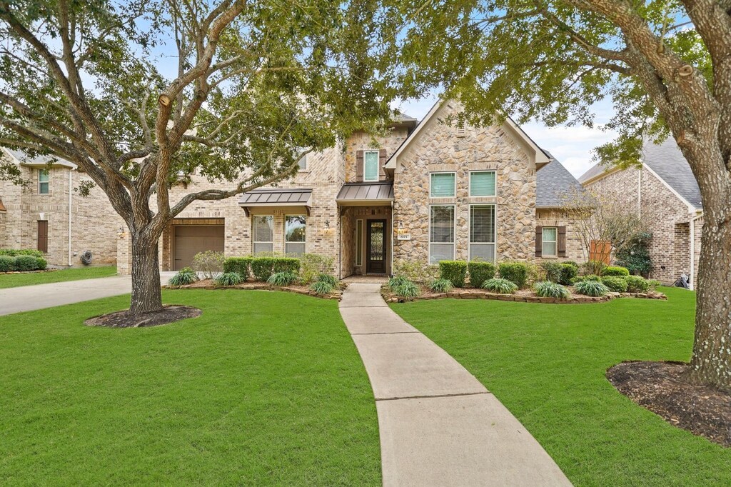 6115 Mustang Trail Ln, Fulshear, TX 77441 - craftsman house with a front lawn