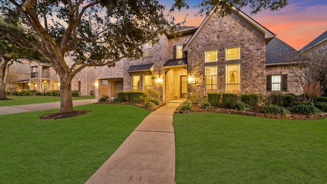 view of front of property featuring a lawn