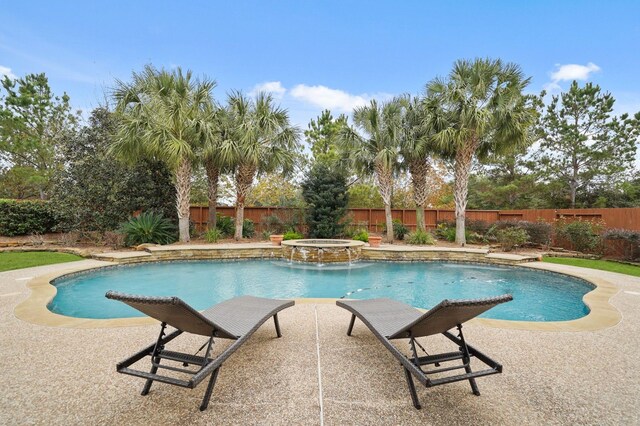 view of pool featuring an in ground hot tub, a patio area, and pool water feature