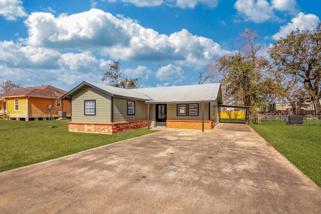 view of front of property featuring a front yard, central AC, and a carport