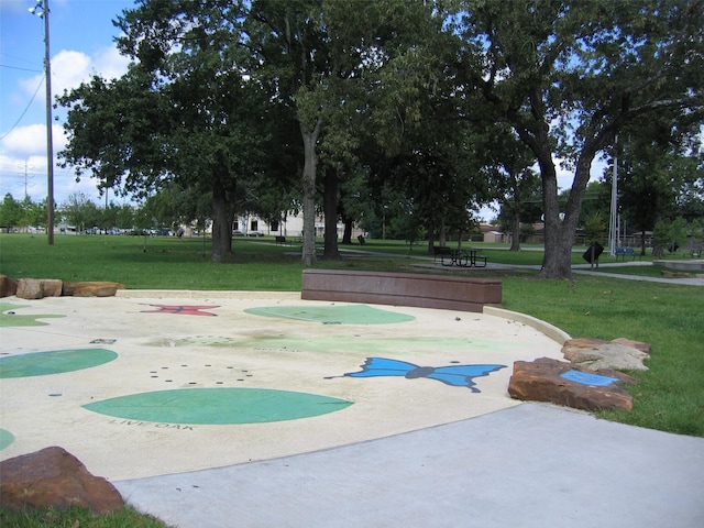 view of home's community featuring a yard