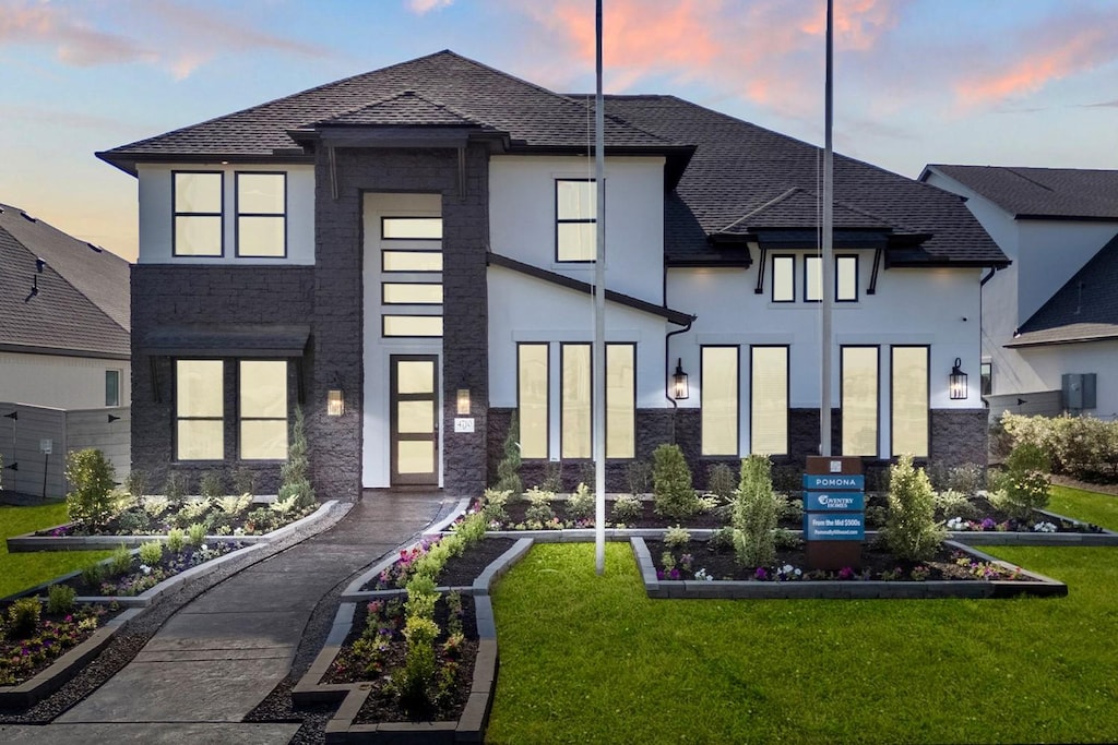 view of front of house featuring a lawn