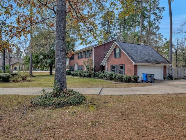 view of front facade featuring a front lawn