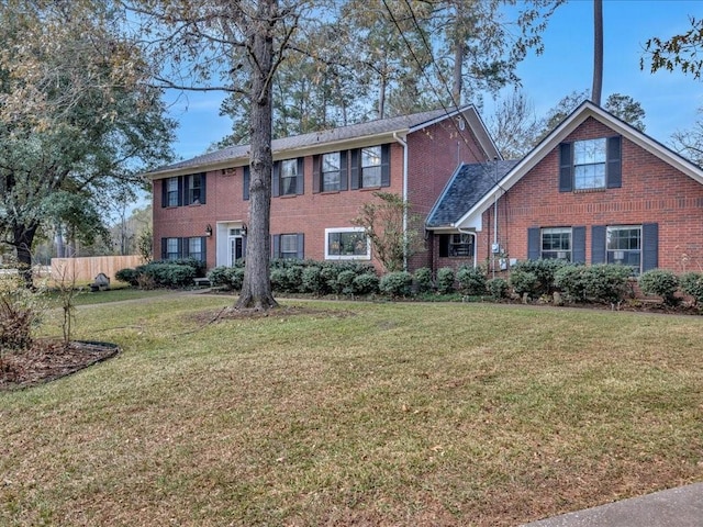 view of front of house featuring a front lawn