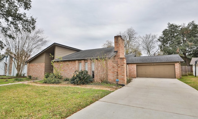 view of front of property featuring a front lawn and a garage