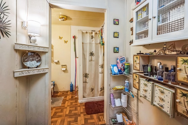 bathroom with a shower with curtain and parquet floors