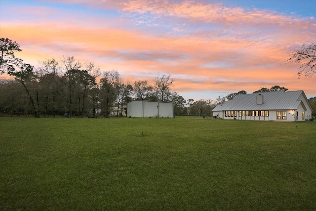 view of yard at dusk