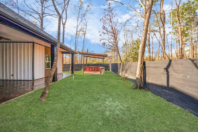 view of yard featuring a hot tub