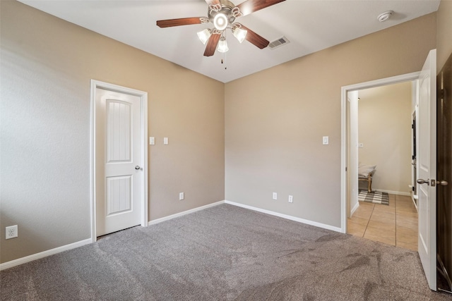 carpeted empty room featuring ceiling fan