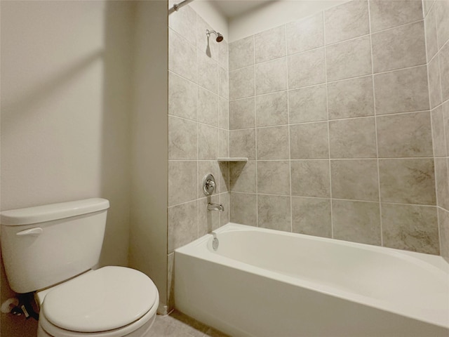 bathroom with toilet and tiled shower / bath