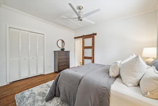 bedroom featuring hardwood / wood-style flooring, crown molding, ceiling fan, and a closet