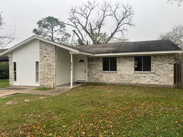 ranch-style house with a front yard