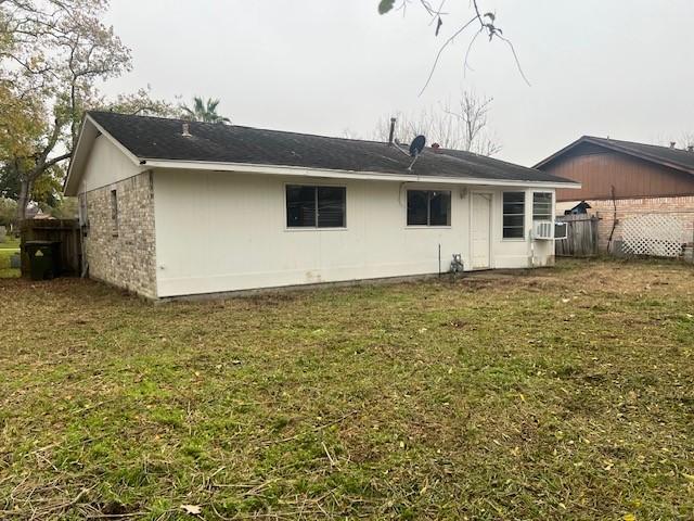 back of house featuring a yard