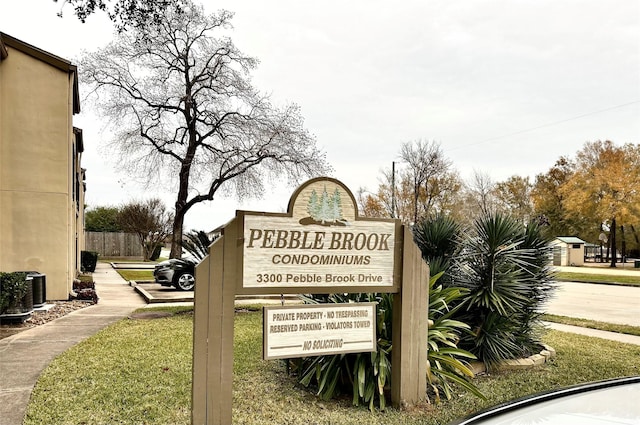 community / neighborhood sign featuring a yard