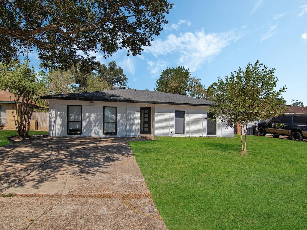 ranch-style home with a front lawn