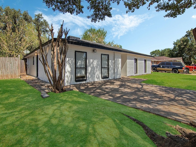 ranch-style home with a front lawn