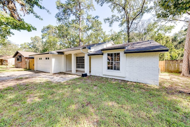 ranch-style house with a front yard