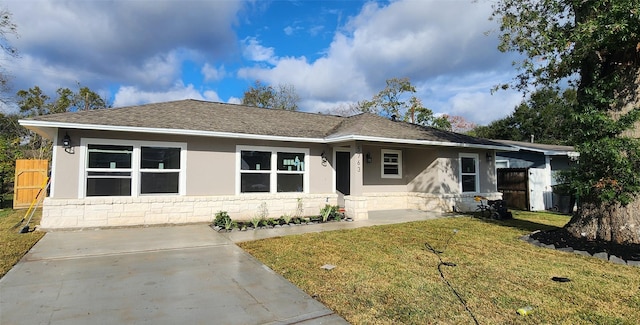 single story home featuring a front yard