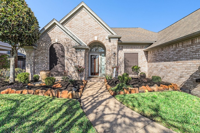 view of front facade with a front yard