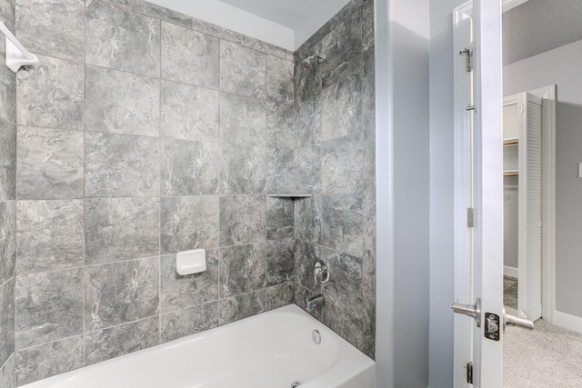 bathroom featuring tiled shower / bath