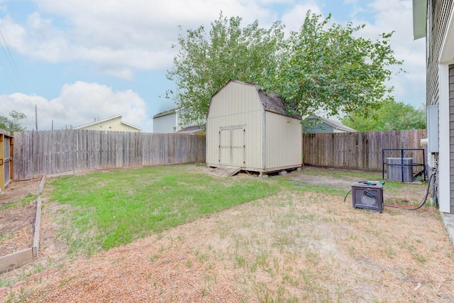 view of yard featuring a shed