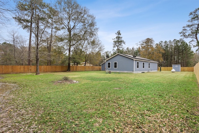 view of yard featuring a shed