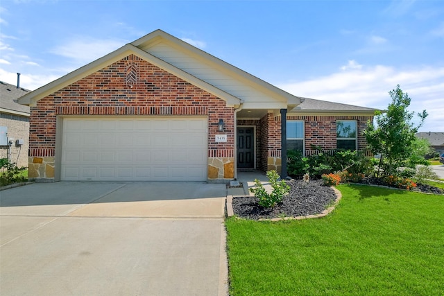 view of front facade featuring a garage and a front yard