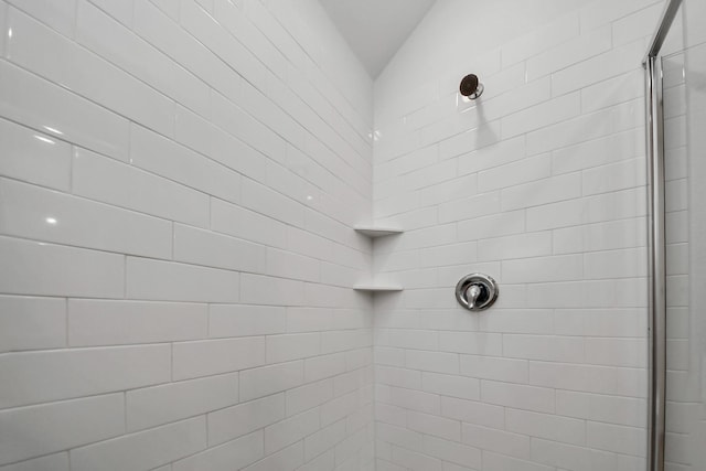 full bathroom featuring tiled shower