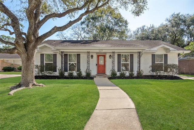 single story home featuring a front lawn