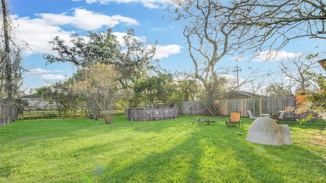 view of yard with a swimming pool