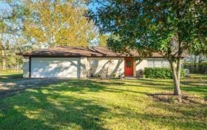 view of front facade featuring a front lawn and a garage