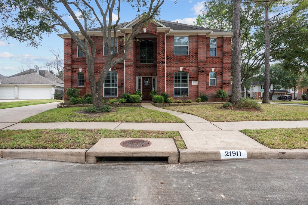 view of front facade featuring a front lawn