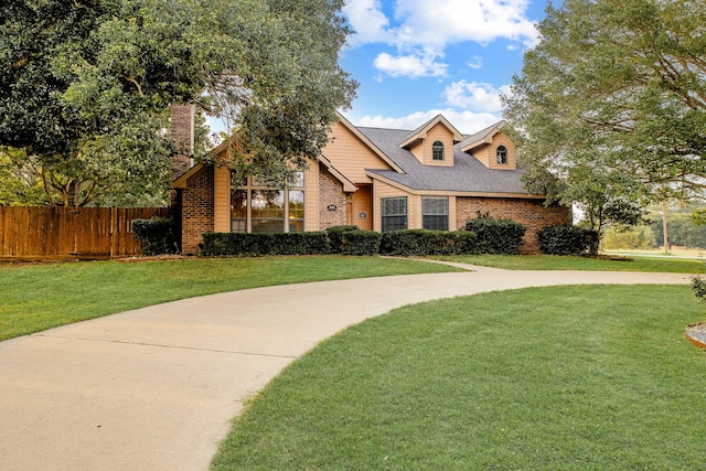 view of front facade featuring a front lawn