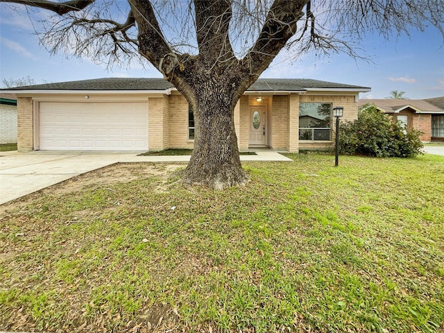 view of front of house featuring a front yard and a garage