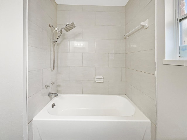 bathroom with tiled shower / bath