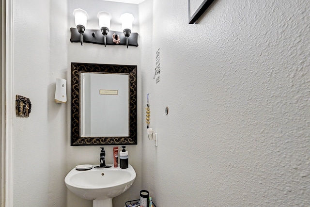 bathroom featuring sink