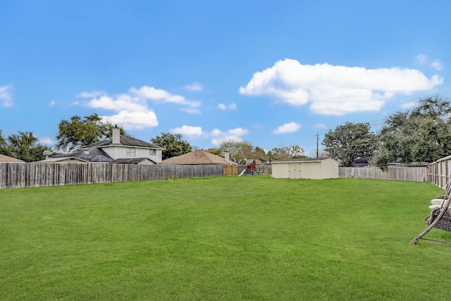 view of yard featuring a storage unit