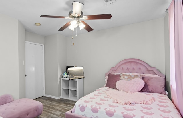1711 Village Court Ln, Rosenberg, TX 77471 - bedroom with wood finished floors, visible vents, baseboards, and ceiling fan