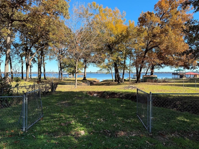 view of yard featuring a water view