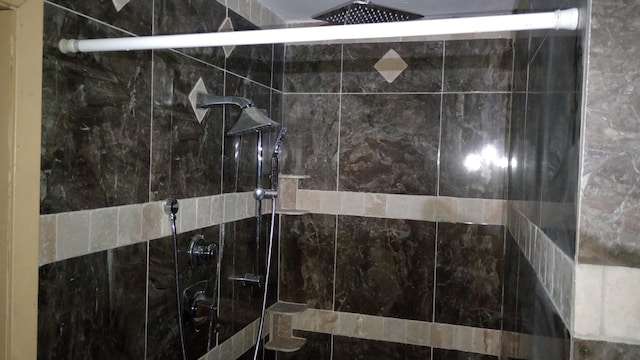 room details featuring tiled shower